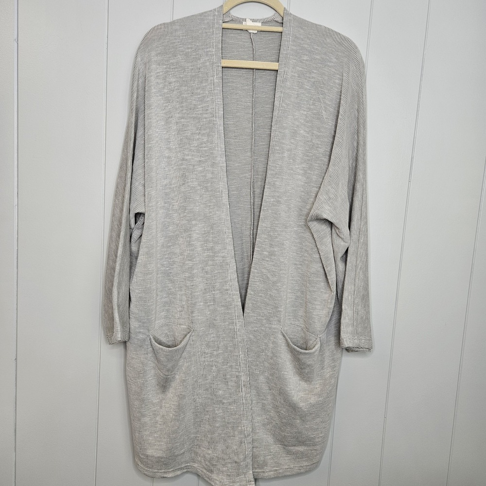 Donnie‎ Gray White Cardigan Pockets No Size Tag Measurements In Descrption